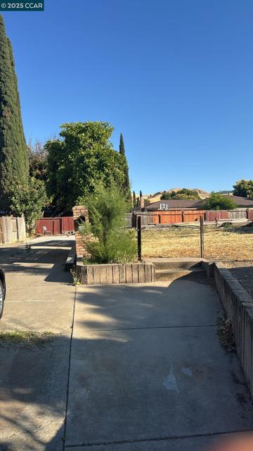 1248 Metten Ave, Pittsburg CA: https://media.crmls.org/mediaz/b9c16822-6008-4797-a180-a879cdd834c0.jpg