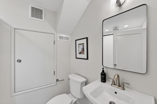 136 Loma Alta Avenue, Los Gatos CA: https://media.crmls.org/mediaz/b9c1e86b-7aeb-4686-b3ed-f470dc421128.jpg