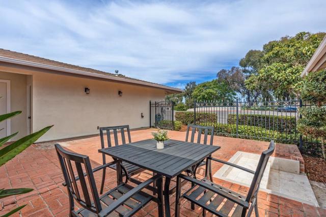 8874 La Jolla Scenic Dr N, La Jolla CA: https://media.crmls.org/mediaz/b9c2641a-8d9b-4da9-aa15-7de684205a07.jpg