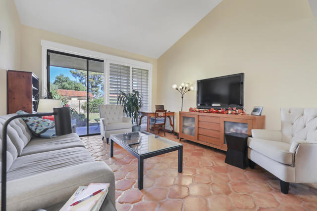 44 Malaga Drive, Rancho Mirage CA: https://media.crmls.org/mediaz/b9c2fdcc-d08c-42e6-9243-1e6b24f09fd9.jpg