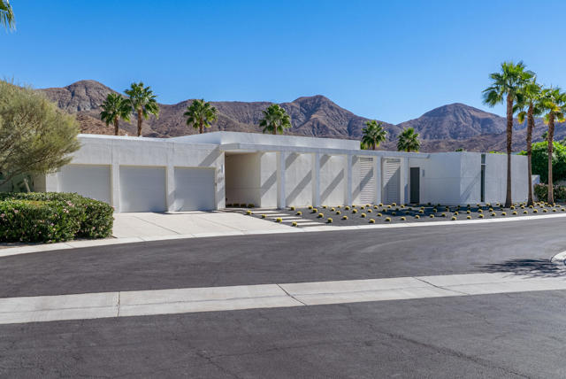 3088 Linea Terrace, Palm Springs CA: https://media.crmls.org/mediaz/b9c38e04-20d7-4e3a-bc80-ec83dbc174ae.jpg