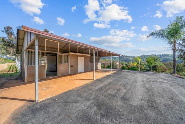 7102 Via Mariposa Norte, Bonsall CA: https://media.crmls.org/mediaz/b9c3e6d3-dc80-4b35-8964-67947c435877.jpg