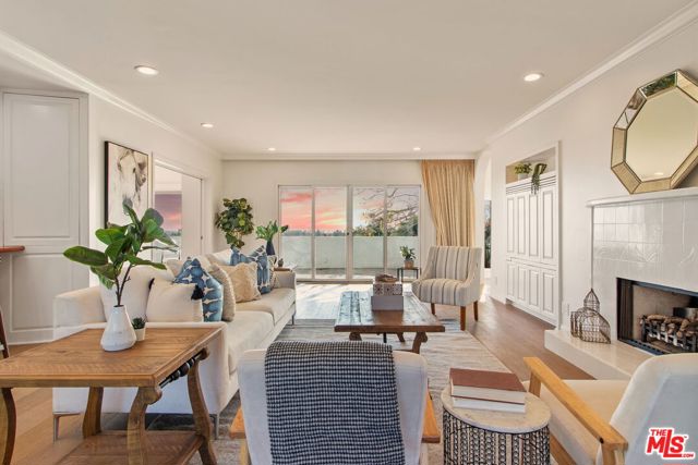 905 Berkeley Street, Santa Monica CA: https://media.crmls.org/mediaz/b9c428ab-4140-4f3a-b10f-5c81d89bce05.jpg