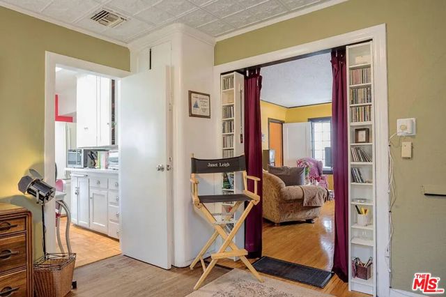 2146 Holly Drive, Los Angeles CA: https://media.crmls.org/mediaz/b9c43980-3508-4f95-ab85-92bd8f850d39.jpg