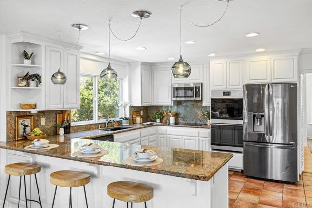 3439 Via Loma Vista, Escondido CA: https://media.crmls.org/mediaz/b9c547e1-77dc-46c4-9104-2c32b833fc7c.jpg