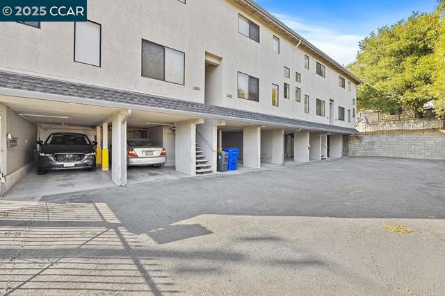16472 Foothill Blvd, San Leandro CA: https://media.crmls.org/mediaz/b9c55c40-ef00-46dd-a857-82e4b035f31c.jpg
