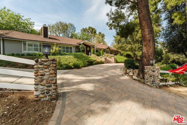 24901 Jim Bridger Road, Hidden Hills CA: https://media.crmls.org/mediaz/b9c56d86-fa7c-44e2-8708-efa39ce9fa6b.jpg