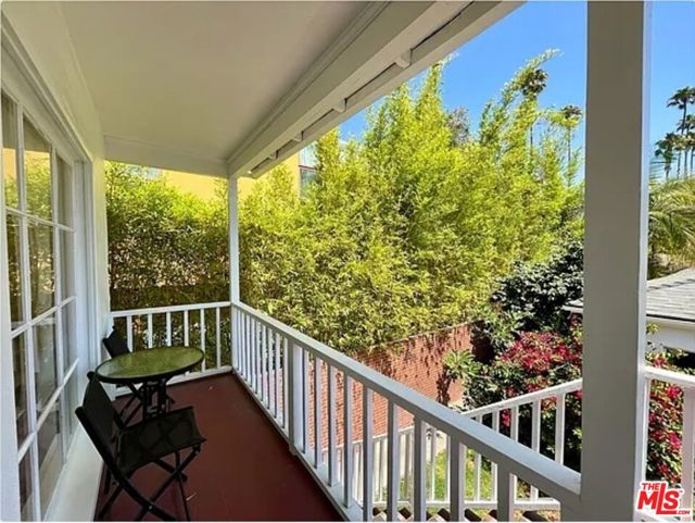 816 17th Street, Santa Monica CA: https://media.crmls.org/mediaz/b9c5deb4-c908-45fc-b97b-5b5740e8477c.jpg