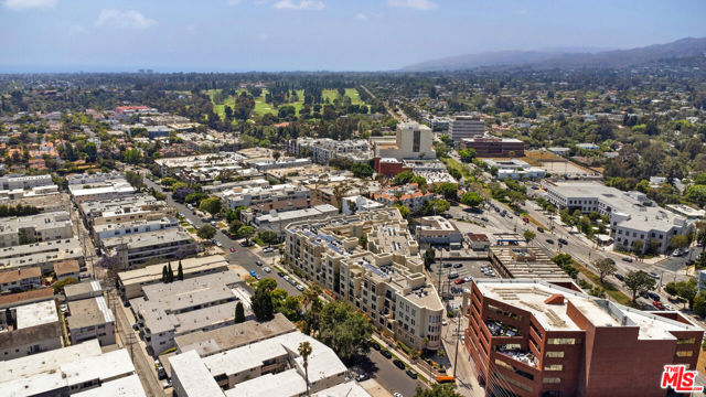 11847 Gorham Avenue, Los Angeles CA: https://media.crmls.org/mediaz/b9c6b69e-bda2-4ebb-bc37-c501f81c48b0.jpg