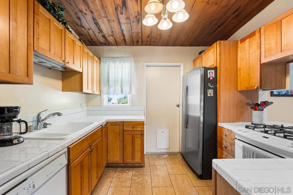2437 Laurie - photo 19