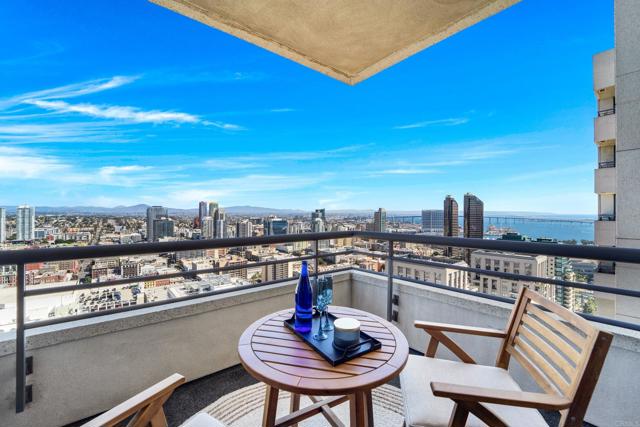 Detail Gallery Image 1 of 27 For 700 Front St #2505,  San Diego,  CA 92101 - 2 Beds | 2/1 Baths