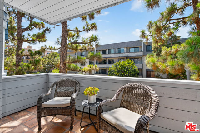 311 Bora Bora Way, Marina del Rey CA: https://media.crmls.org/mediaz/b9c77c3b-1589-4998-a071-424f75badef3.jpg