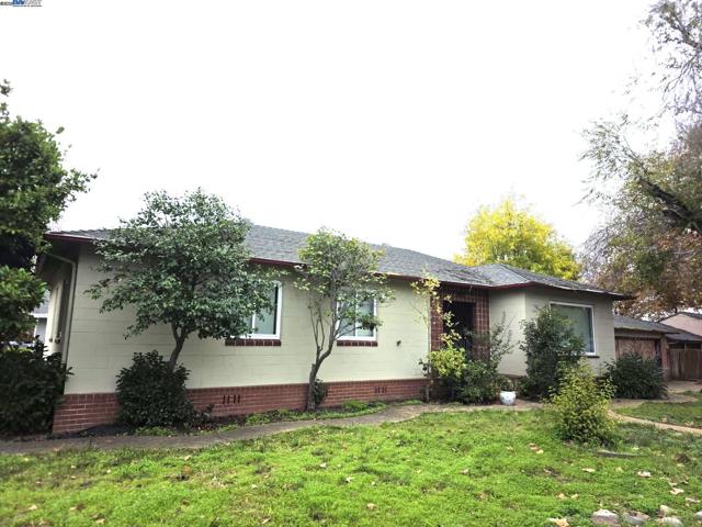 2305 Tennessee St, Vallejo CA: https://media.crmls.org/mediaz/b9c7c1b7-8e0a-45cb-8d9e-b0d068247403.jpg
