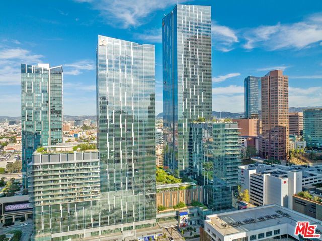 877 Francisco Street, Los Angeles CA: https://media.crmls.org/mediaz/b9c7f18a-a2b8-4a9f-9ab0-0f868cb022e6.jpg