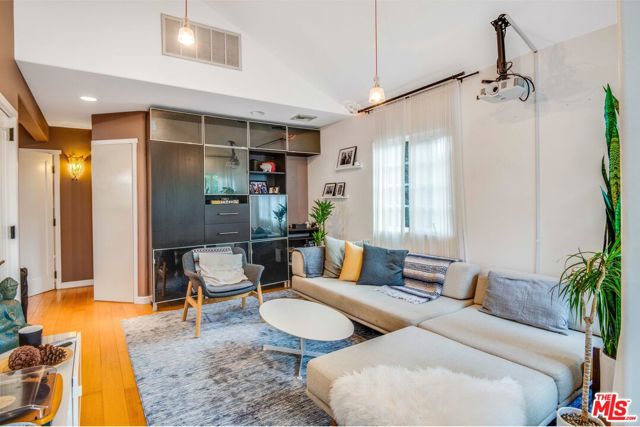 700 ANGELUS Place photo 7