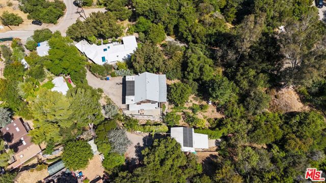1527 Bainum Drive, Topanga CA: https://media.crmls.org/mediaz/b9c887ad-52b7-4a6c-95a5-aa7de75f1253.jpg