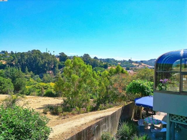 5295 Winifred Dr, Castro Valley CA: https://media.crmls.org/mediaz/b9c8e128-c9d5-454e-93c1-df57778850f6.jpg