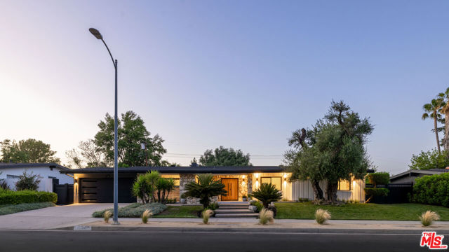 24211 Caris Street, Woodland Hills CA: https://media.crmls.org/mediaz/b9c90f8a-f536-4dc3-be67-8286f3a4c39c.jpg