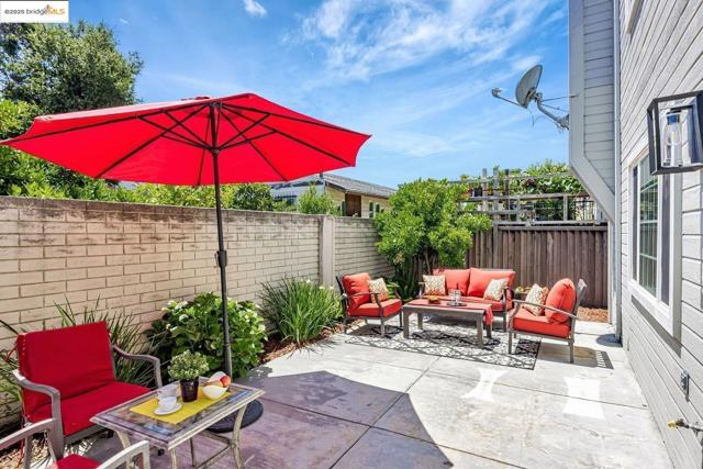 16 Town Sq PL, Oakland CA: https://media.crmls.org/mediaz/b9c97478-a9a9-484b-be5f-5ec1f61a8fdb.jpg