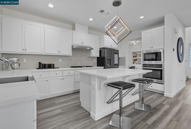 320 E Angelina Ave, Mountain House CA: https://media.crmls.org/mediaz/b9c97d1f-9180-4078-993d-f105e8fb2297.jpg