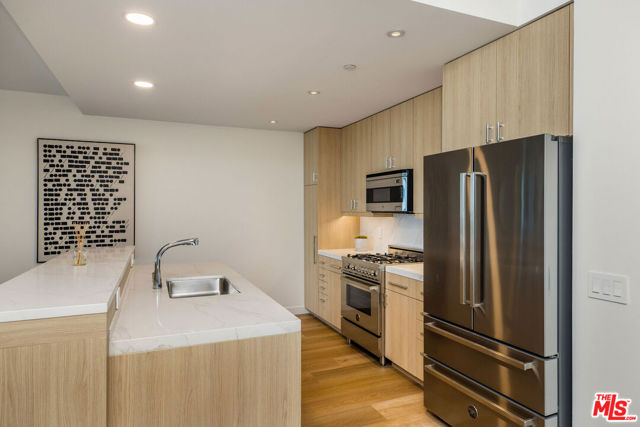 8500 Burton Way, Los Angeles CA: https://media.crmls.org/mediaz/b9c9ac57-31cd-4e35-9a31-f7af1ea28c90.jpg