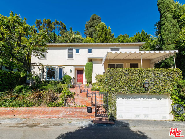 8967 St Ives Drive, Los Angeles CA: https://media.crmls.org/mediaz/b9c9f909-79e0-485e-baae-9e8aaf3636c5.jpg