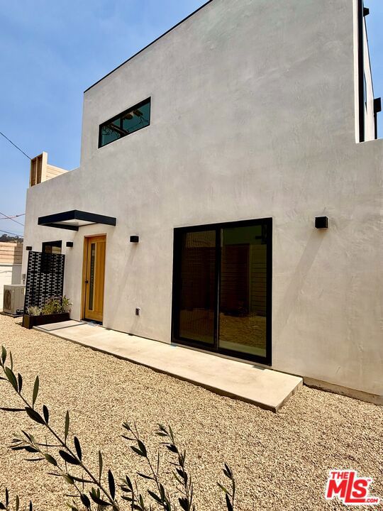 2427 Shoredale Avenue, Los Angeles CA: https://media.crmls.org/mediaz/b9ca19f0-6796-446d-a555-f916e2584685.jpg