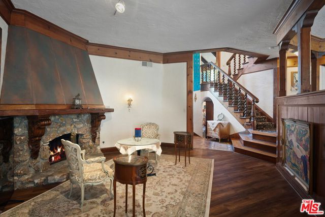 1610 N Beverly Drive, Beverly Hills CA: https://media.crmls.org/mediaz/b9ca68d8-b0c0-4e07-a92d-bdac34fe8b9f.jpg