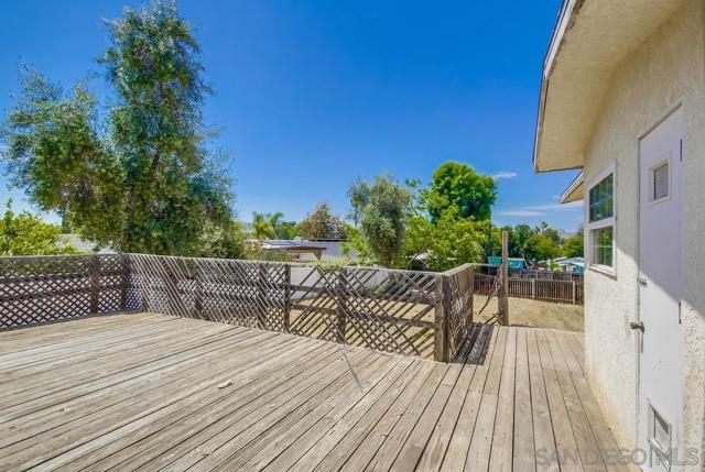 12224 Lemon Crest Drive, Lakeside CA: https://media.crmls.org/mediaz/b9caac71-570e-4858-9971-873f3c90b6b3.jpg