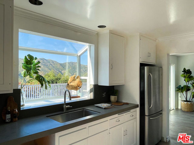 26343 Lockwood Road, Malibu CA: https://media.crmls.org/mediaz/b9cac8ac-4b1d-4f16-9741-b60dba9afaf6.jpg
