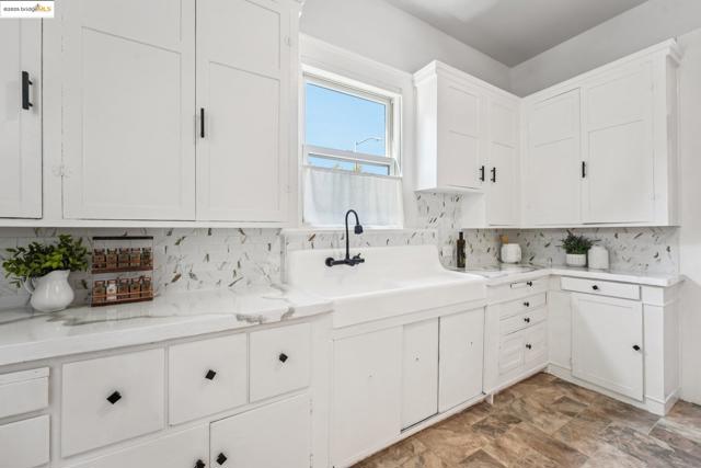 1549 5Th Ave, Oakland CA: https://media.crmls.org/mediaz/b9cb6c9a-21ea-4f50-bd38-31730b4b7f77.jpg