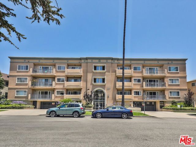 937 12th Street, Santa Monica CA: https://media.crmls.org/mediaz/b9cc2c45-c713-4305-9411-52cef10a1307.jpg