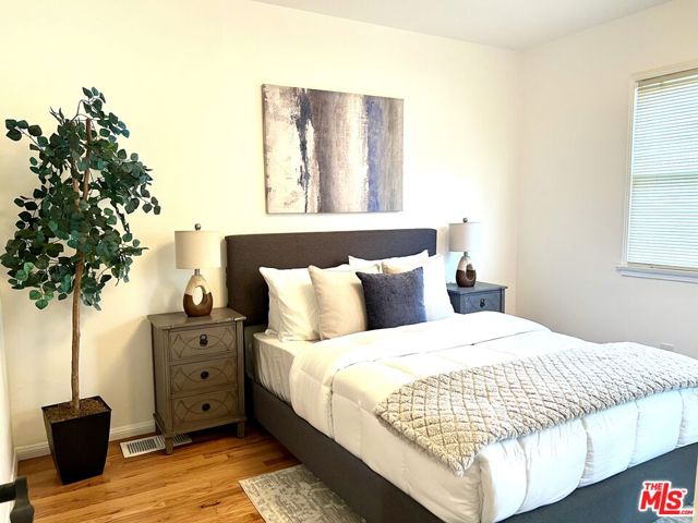15218 Dickens Street, Sherman Oaks CA: https://media.crmls.org/mediaz/b9cc4880-04f9-484a-94c1-2a29998e0742.jpg