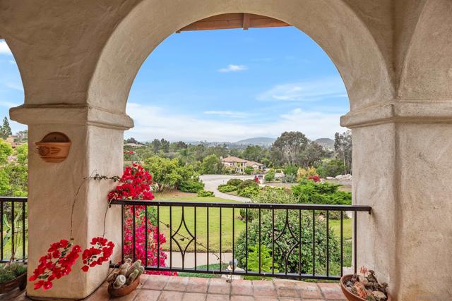 12982 Polvera Ct, San Diego CA: https://media.crmls.org/mediaz/b9cca347-ceea-45d3-a811-d9a03db831b2.jpg
