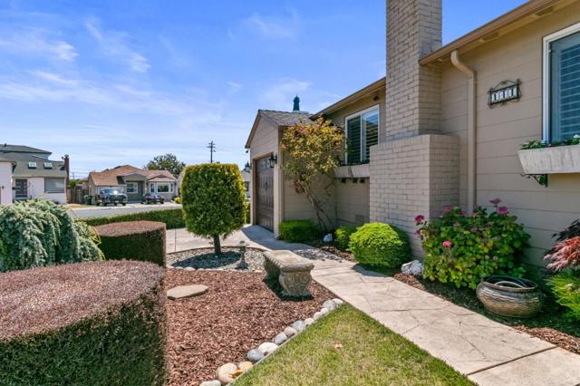 141 Knoll Circle, South San Francisco CA: https://media.crmls.org/mediaz/b9ccb692-e5bf-4539-8294-4fa31b7871a0.jpg