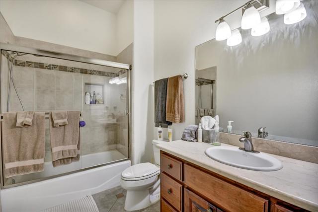 525 Heatherwood Estates Drive, Hollister CA: https://media.crmls.org/mediaz/b9cdc1b0-4e35-4860-ba26-68a59e365cb5.jpg