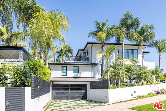 2717 Motor Avenue, Los Angeles CA: https://media.crmls.org/mediaz/b9cdfb94-a5df-44e6-92f7-65672d4e8f3f.jpg