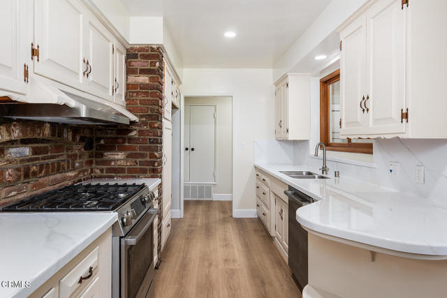 2058 Lyans Drive, La Canada Flintridge CA: https://media.crmls.org/mediaz/b9ce43da-3c69-4f80-9ed7-4a8ddabe85d4.jpg