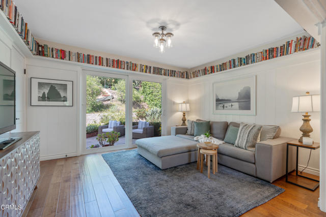 519 Paulette Place, La Canada Flintridge CA: https://media.crmls.org/mediaz/b9cf039f-f7be-4c3f-948e-fda2f6368547.jpg