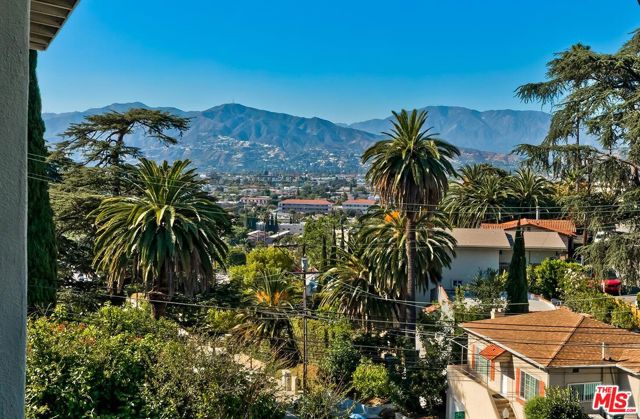 1410 Wellesley Drive, Glendale CA: https://media.crmls.org/mediaz/b9cf5e6b-6104-4a95-9f81-935da7c0b961.jpg