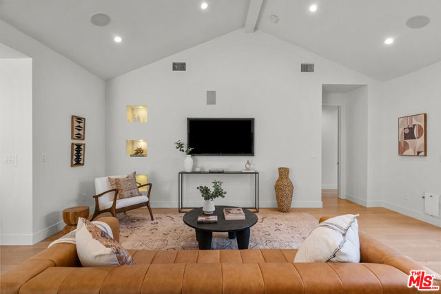 16820 Mccormick Street, Encino CA: https://media.crmls.org/mediaz/b9d10b8f-4ee9-4287-9719-3252d4d27051.jpg