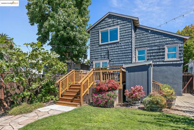 2310 Spaulding Ave, Berkeley CA: https://media.crmls.org/mediaz/b9d14805-76d7-448f-a0a7-0bb517e9adf9.jpg