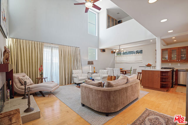 1533 18th Street, Santa Monica CA: https://media.crmls.org/mediaz/b9d175e6-e93a-43b0-ab43-513b10ad564c.jpg