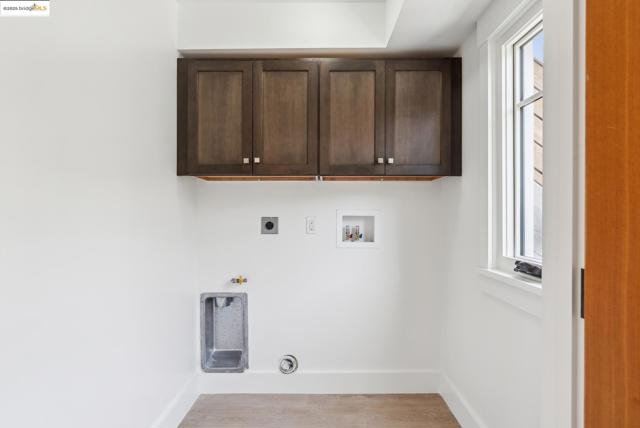 4428 Howe St, Oakland CA: https://media.crmls.org/mediaz/b9d2b42c-c531-444f-b81b-29c2e6fe0a5d.jpg