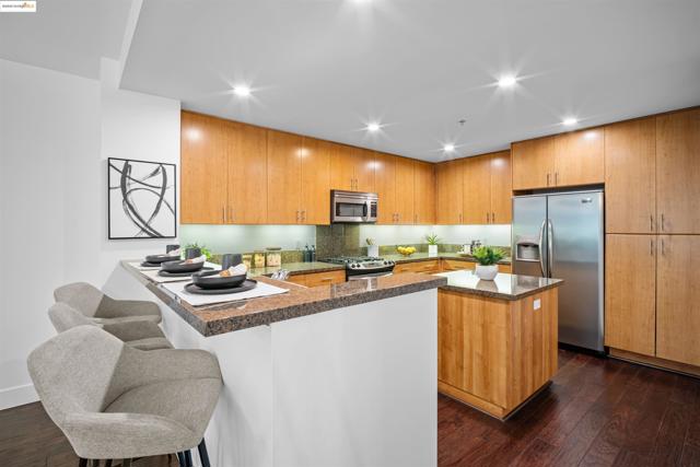 438 W Grand Ave, Oakland CA: https://media.crmls.org/mediaz/b9d36801-9102-444e-9f44-3584052420d8.jpg