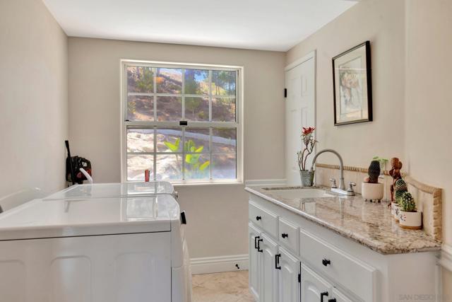 560 Seeforever Dr, San Marcos CA: https://media.crmls.org/mediaz/b9d47040-47c6-46cb-867d-b76da1eed5f8.jpg