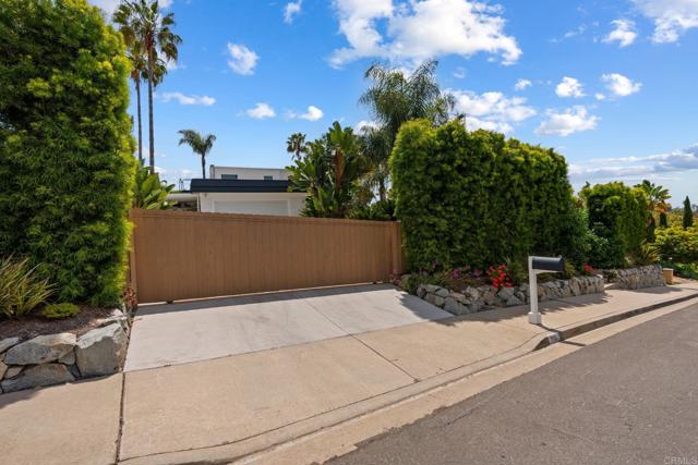 Detail Gallery Image 2 of 68 For 2066 Steiger Ln, Oceanside,  CA 92056 - 5 Beds | 3 Baths