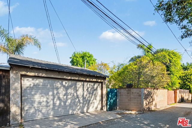 1314 Palms Boulevard, Venice CA: https://media.crmls.org/mediaz/b9d52d0f-face-4268-b3c2-ac2393be3668.jpg