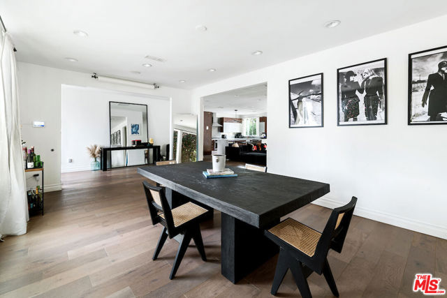 12504 Kling Street, Studio City CA: https://media.crmls.org/mediaz/b9d53fa8-d6d3-46f6-8dd3-b80cc751efae.jpg