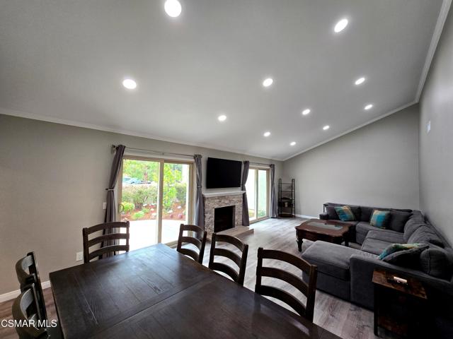 3123 Woodfern Circle, Thousand Oaks CA: https://media.crmls.org/mediaz/b9d57aa8-dce0-4d94-8cfe-116eca003f48.jpg